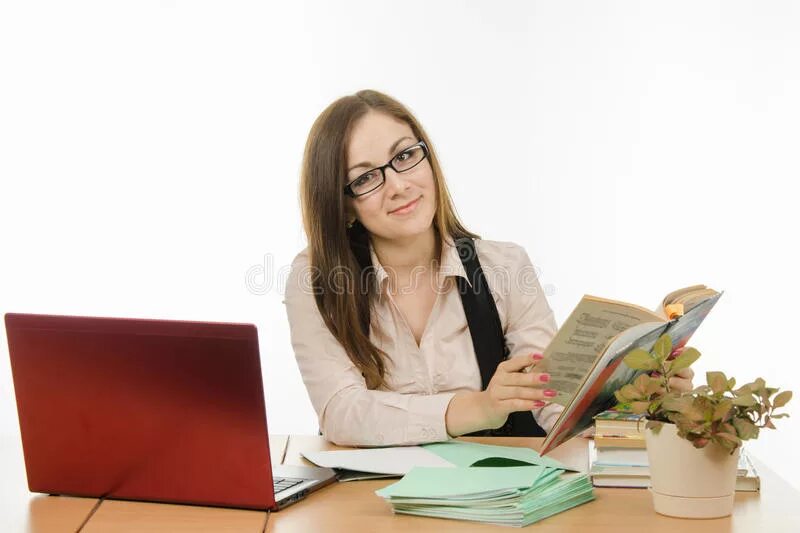 Успешный педагог. Обучение педагогов. Библиотекарь на прозрачном фоне. Книги об учителях. Женщина за столом с бумагами.