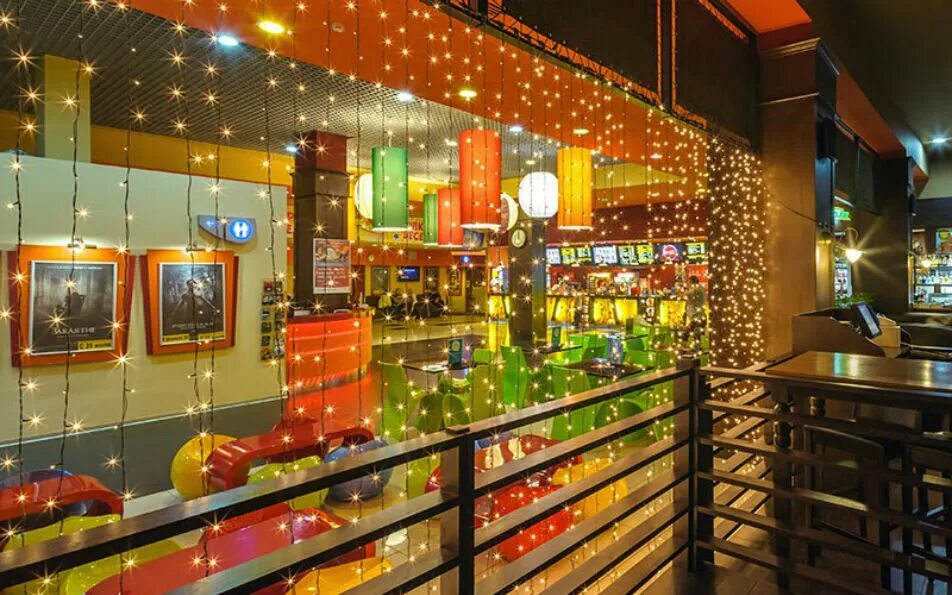 Кинотеатр люксор жуковский. Город жуковский торговый центр авиатор. Тц авиатор жуковский кинотеатр. Баженова 2а жуковский. Жуковский улица баженова 2а.