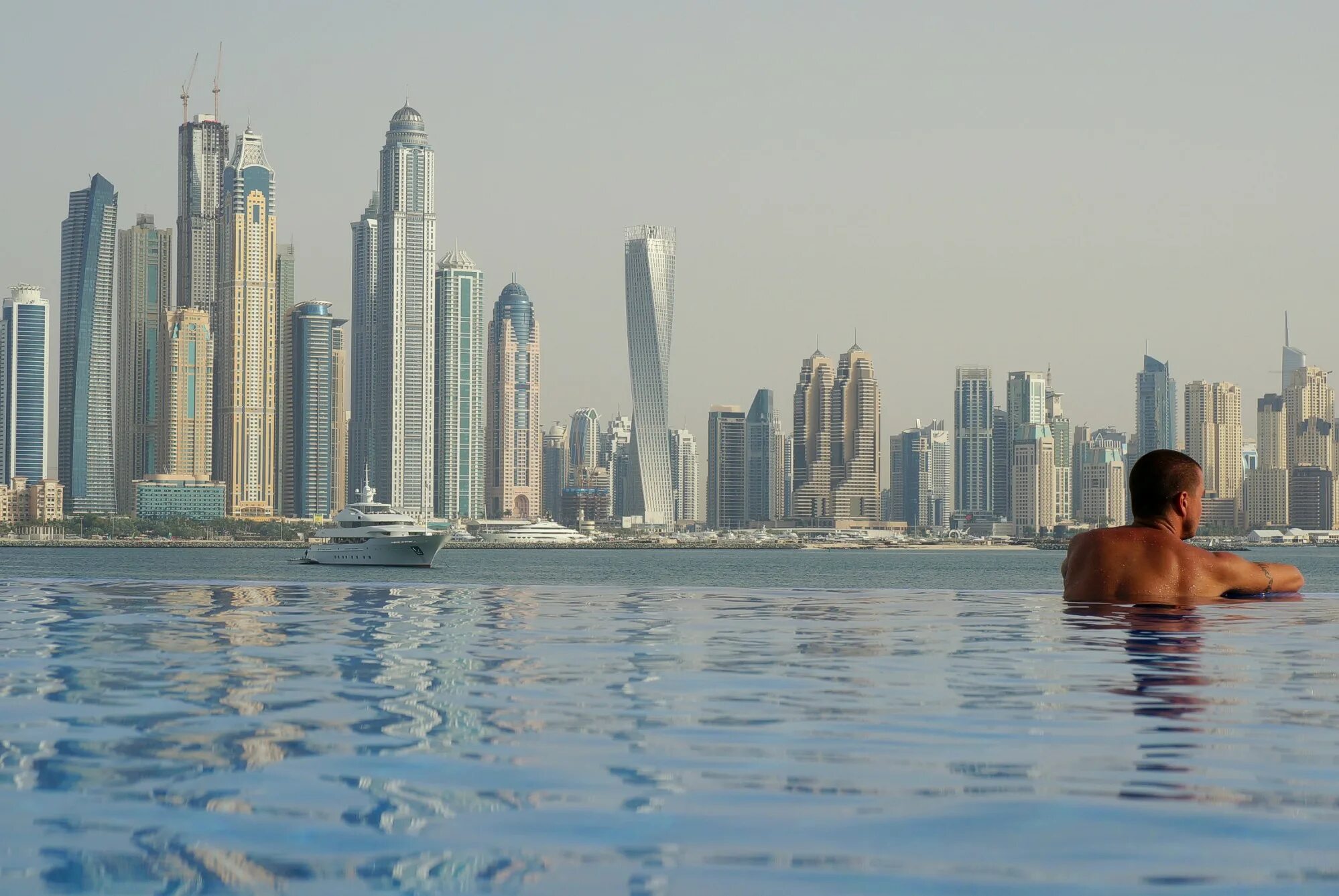 Бывают ли дожди в дубае. Skypool Дубай. Дубай панорамный бассейн Джумейра. Пальма Джумейра бассейн.