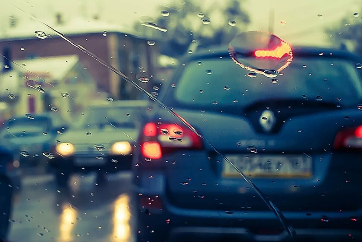 Хорошо в машине в дождь. Машина дождь. Дождливый автомобиль. Машина под дождем. Гроза и дождь машина.