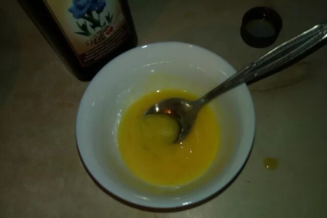 Маска для волос с репейным маслом и яйцом. Репейное масло медовый. Маска для волос с репейным маслом и яйцом. Масло для волос. Масло репейное зеленая аптека.