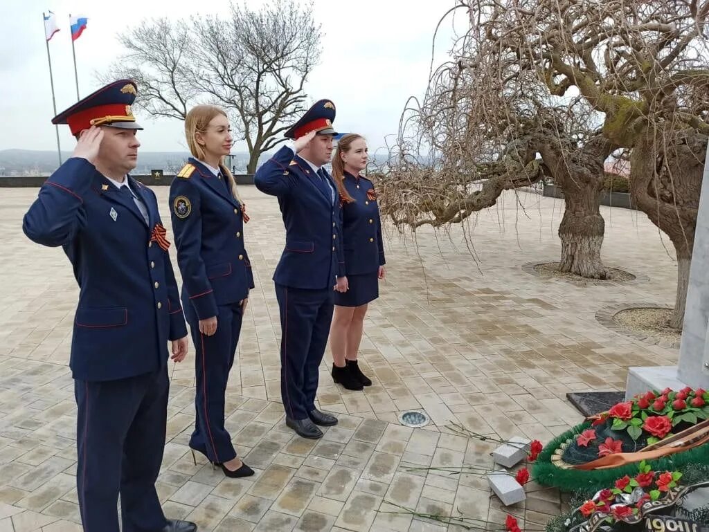 Освобождение керчи от немецко фашистских. Освобождение Керчи. Светлый день освобождения Керчи Левенко. День освобождения Керчи картинки.