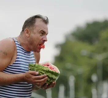 Ломает арбуз
