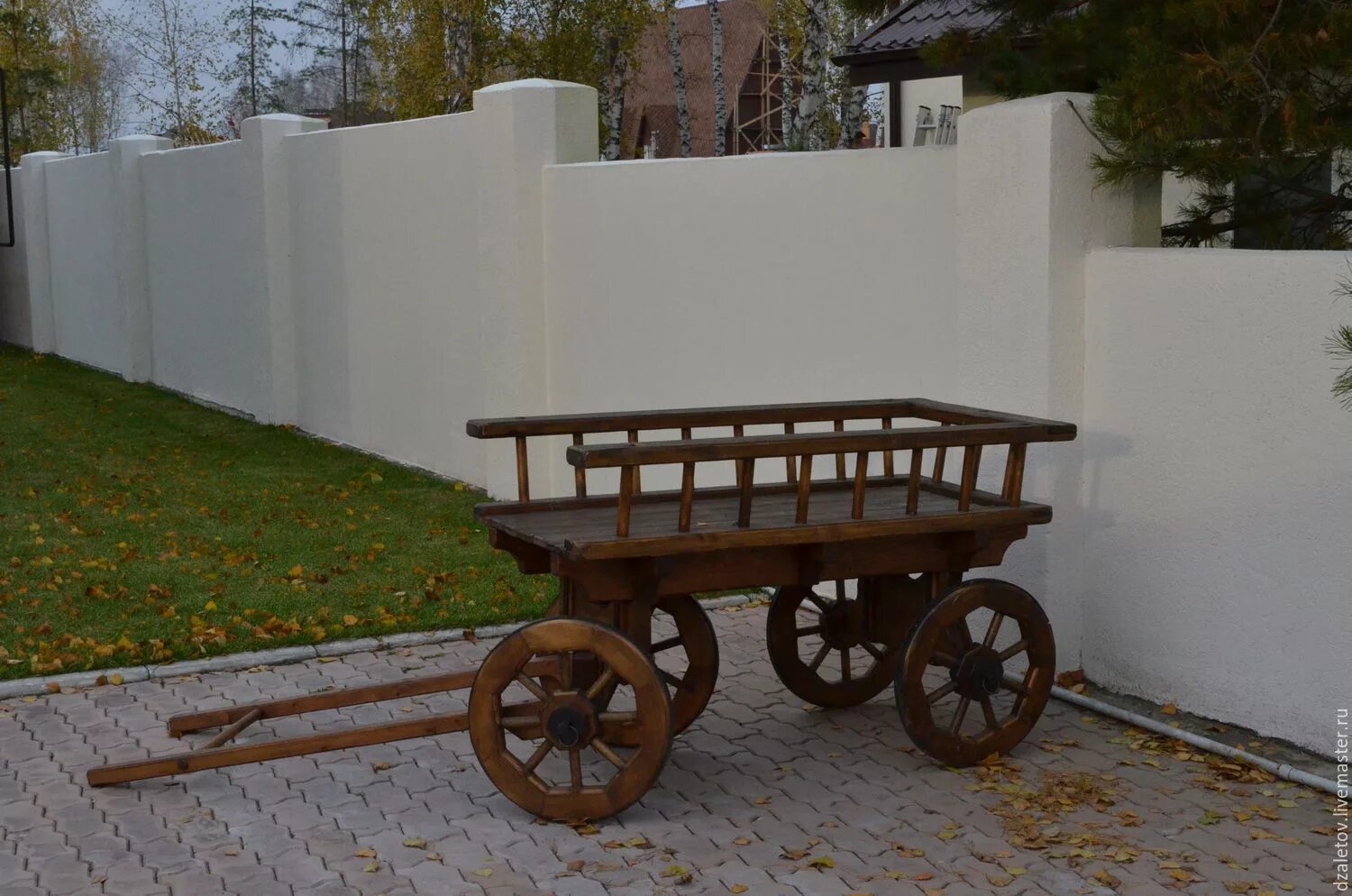 Тарантас из аула. Декоративная телега для сада из металла. колесо от телеги в садовом декоре. декоративная тарантас. тарантас из дерева.