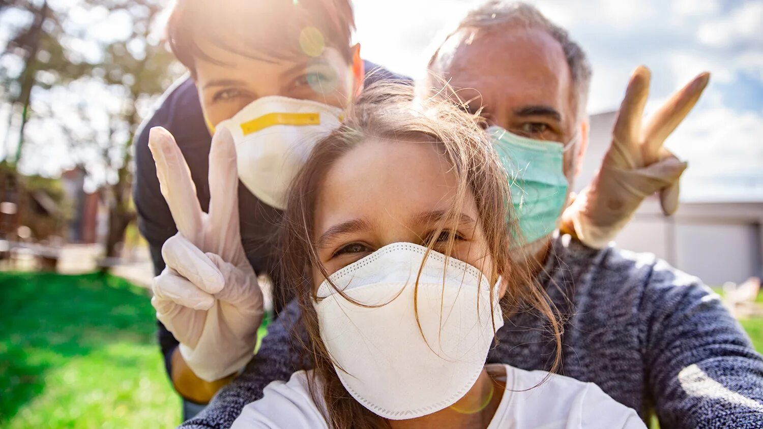 Эпидемия гриппа. Человек в маске happy face. Дети инфекция коронавируса. Детская эпидемия. Эпидемия у детей.