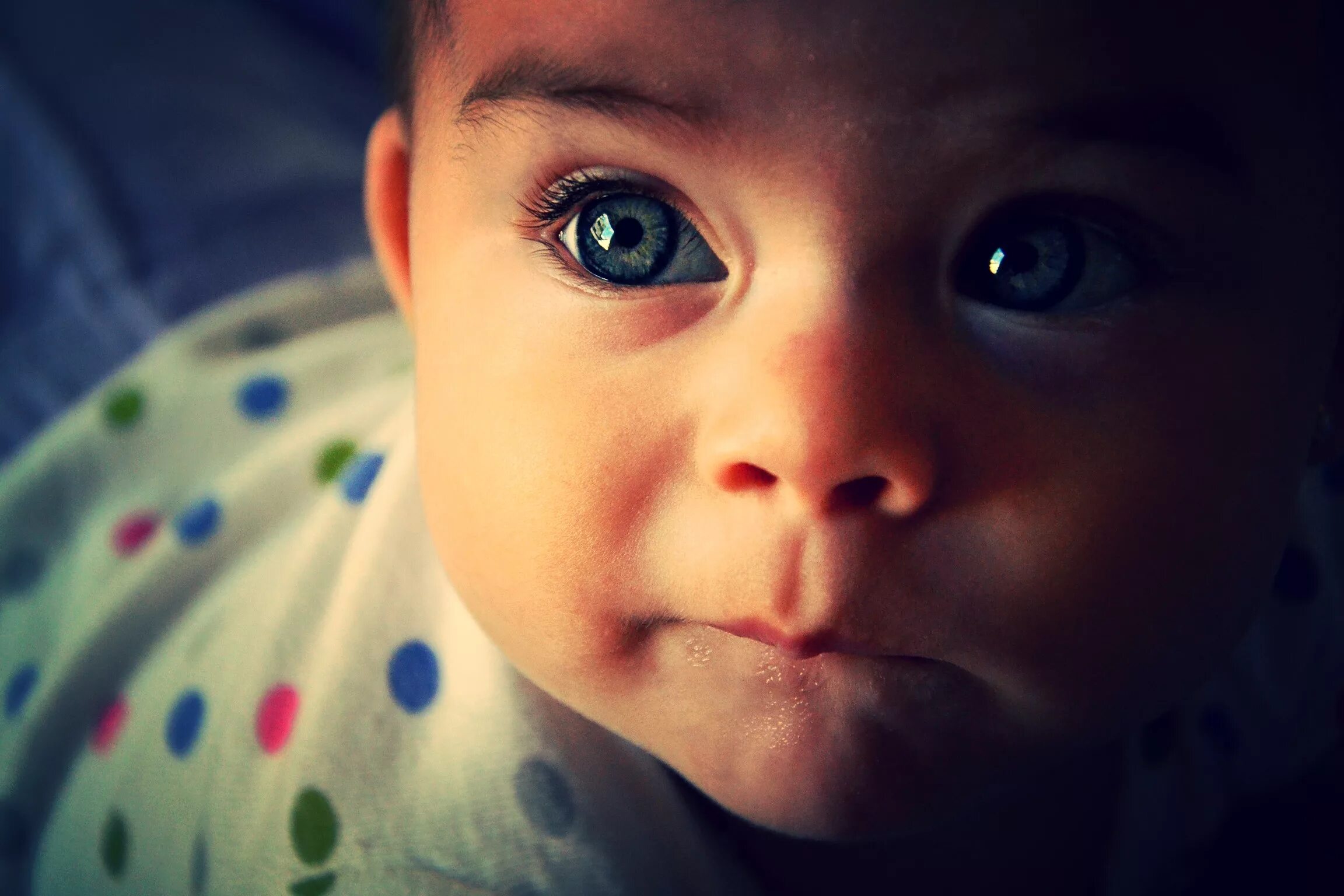 Маленькие детки. Лицо малыша. Малыш знаешь. Вопросы для мальчиков. Малыш знаешь.