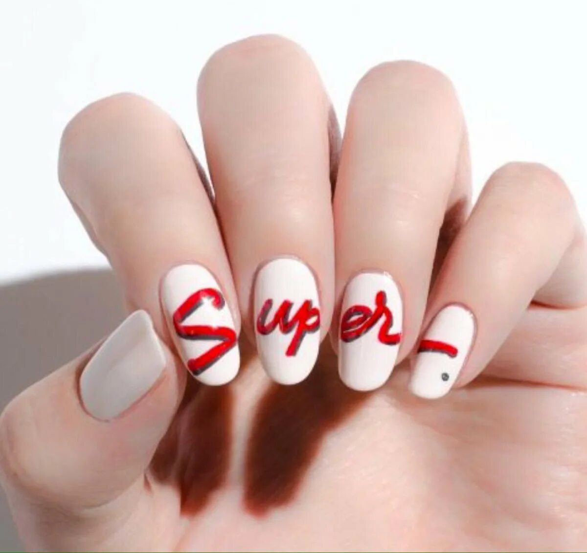 Маникюр на короткие ногти с надписями. Дизайнерские ногти с надписями. Маникюр с буквами на ногтях. Маникюр с надписями на ногтях. Маникюр с прикольными надписями.