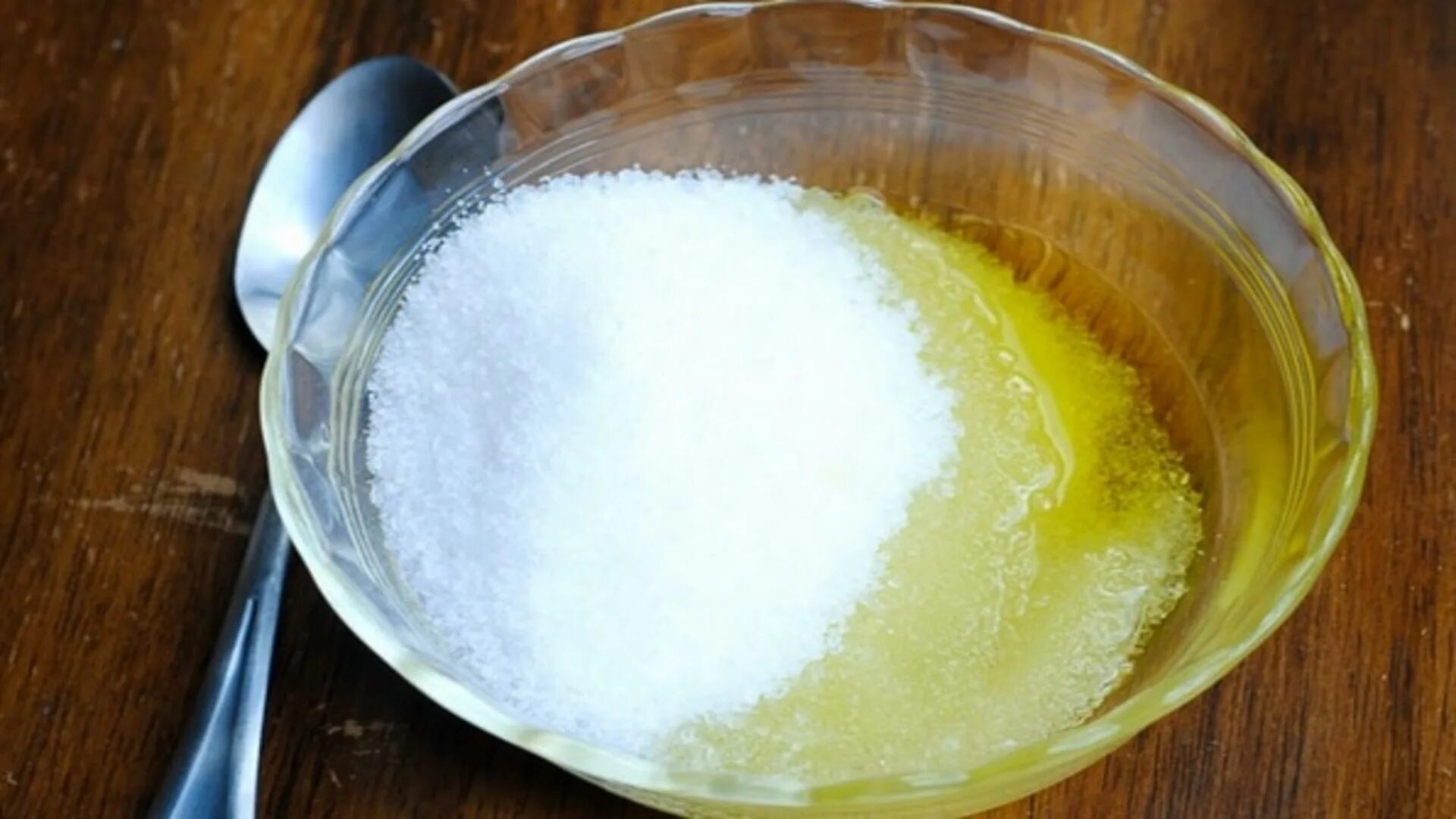 Чем можно растворить соль. Растительное масло соль. Соль и оливковое масло. Смешиваем муку соль и оливковое масло. Подсолнечное масло и соль.