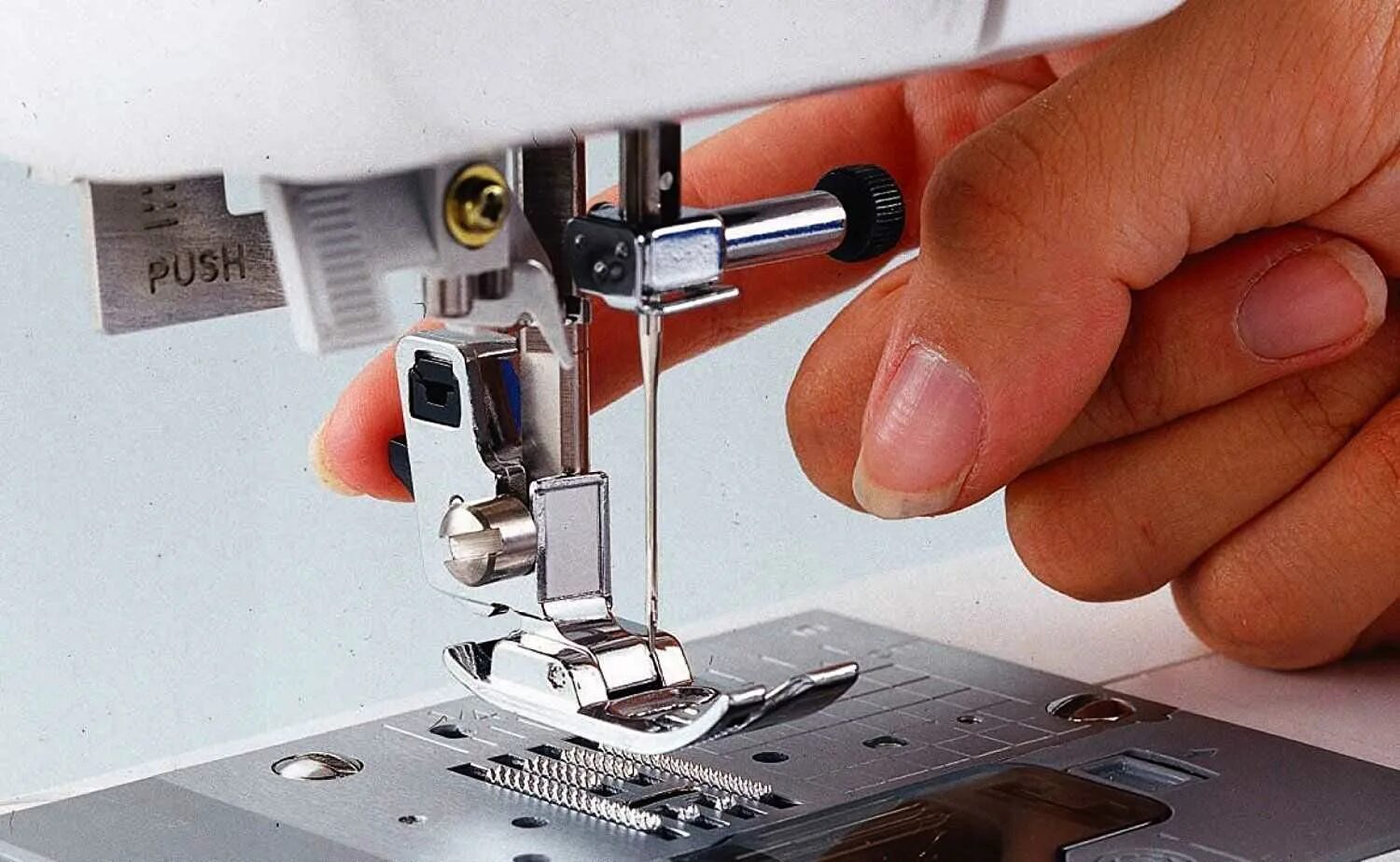 Обслуживание швейной машинки. Починка швейной машинки. Швейная машинка сломалась. Швейные приспособления для швейных машинок. Мастер по швейным машинам.