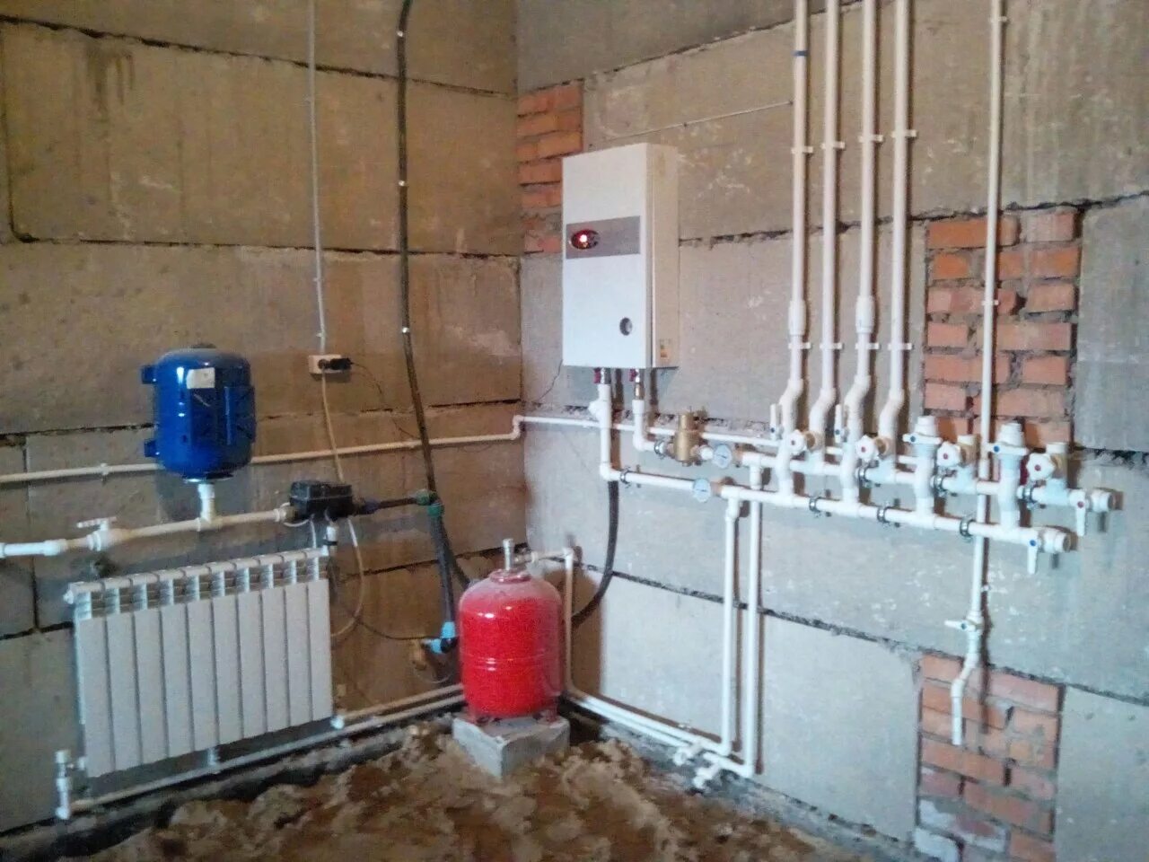 Обвязка настенного двухконтурного газового котла полипропиленом. Трубы для газового отопления в частном доме. Разводка труб от котла. Монтаж отопления в частном доме. Система отопления.