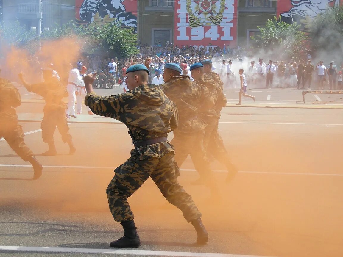 Не можешь сражаться на ногах сражайся. Парад вдв в ставрополе. лежа наступай. идти не можешь сражайся на коленях. сбит с ног сражайся на коленях идти не можешь лежа наступай.