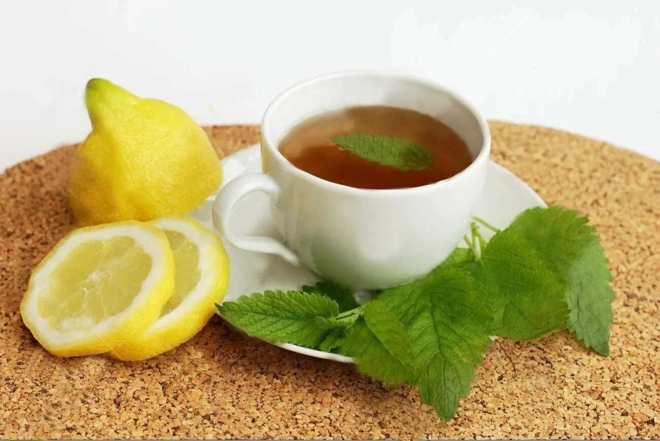 Чай зелёный с мелиссой и лимоном. Зеленый чай с мелиссой. Чай с лимоном. Травяной чай с мелиссой. Пейте зеленый чай лимоном
