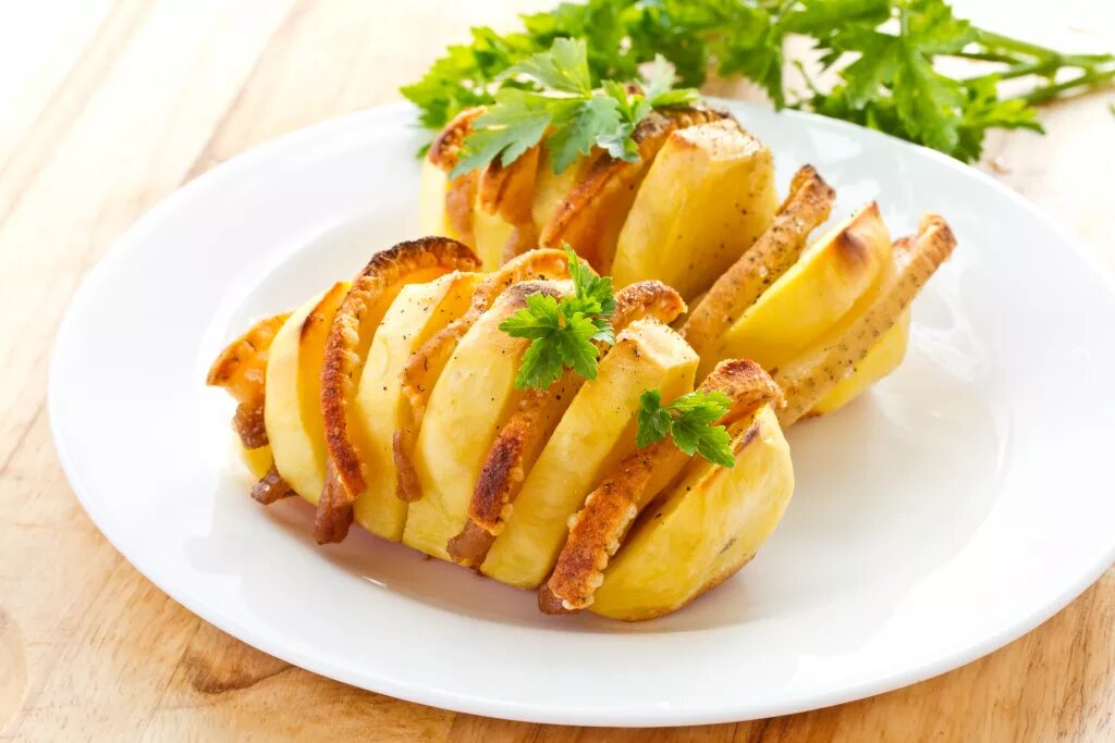 Картофель в духовке с ветчиной и сыром. Картошка гармошка с беконом. картошка с беконом в духовке. картошка с беконом и сыром в духовке. картофель в беконе запеченный.