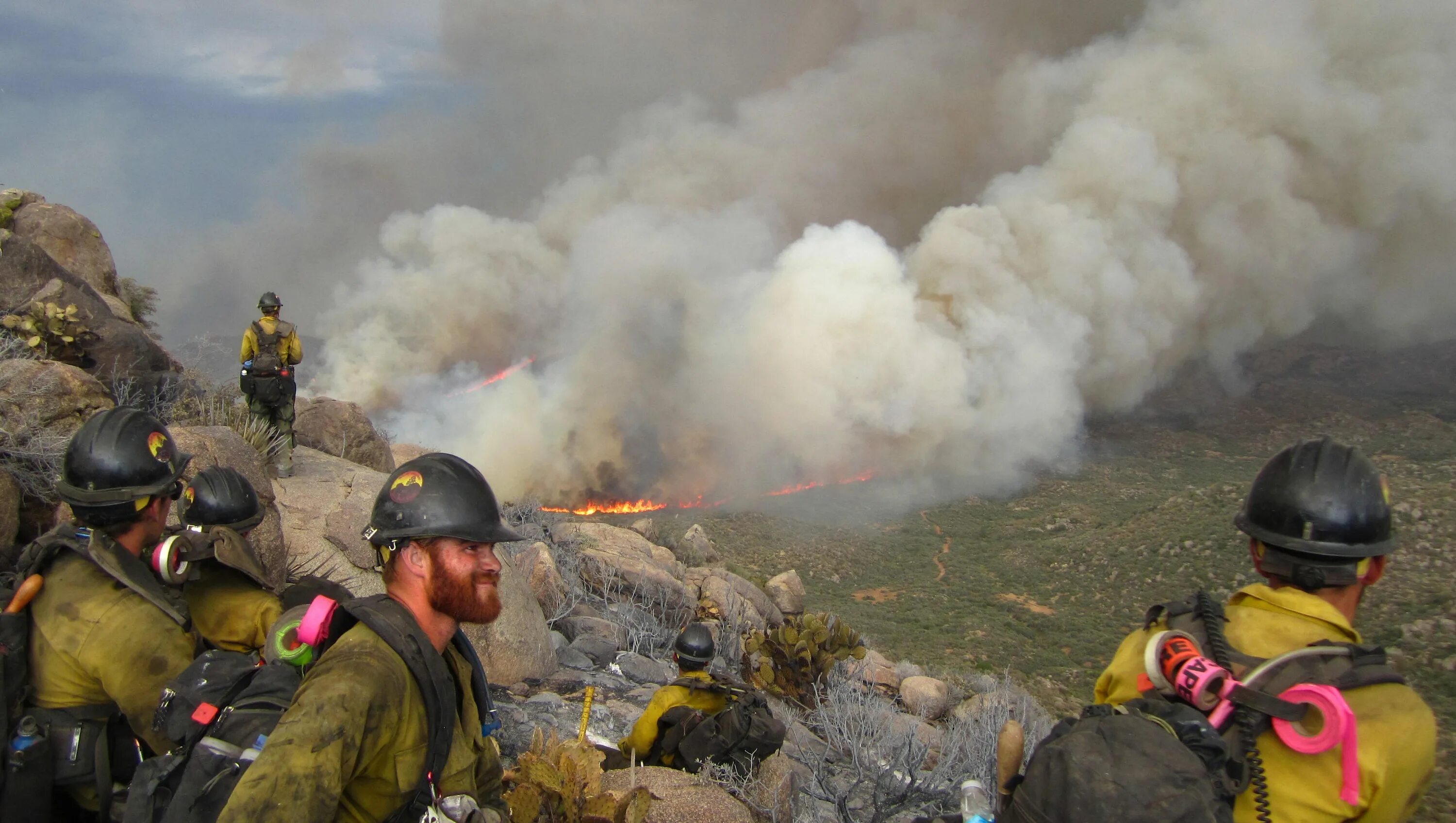 Аризона пожар 2013 гранитная гора. Пожарных Granite Mountain Hotshots. Гибель отряда гранитная гора.