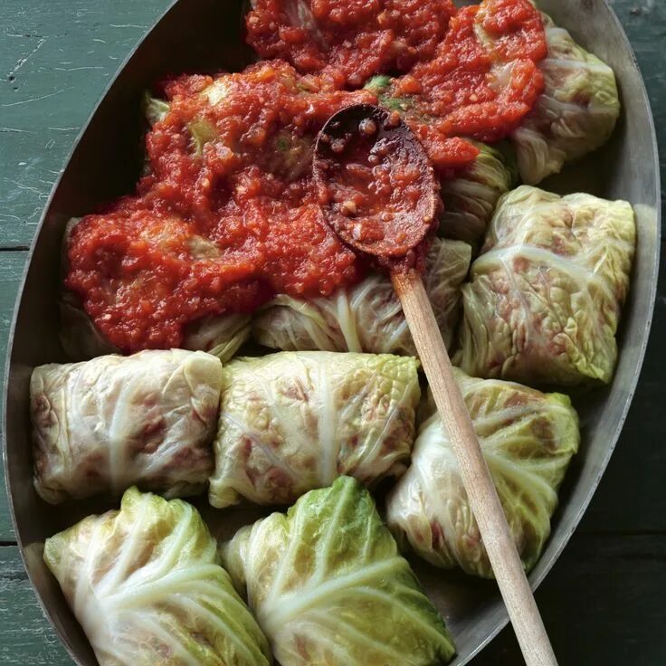 Голубцы какое мясо. Еда голубцы с мясом геншин. блюда из фарша с капустой китайской. цыганские голубцы картинки для презентации. где в стамбуле готовят голубцы из овечьих кишок.