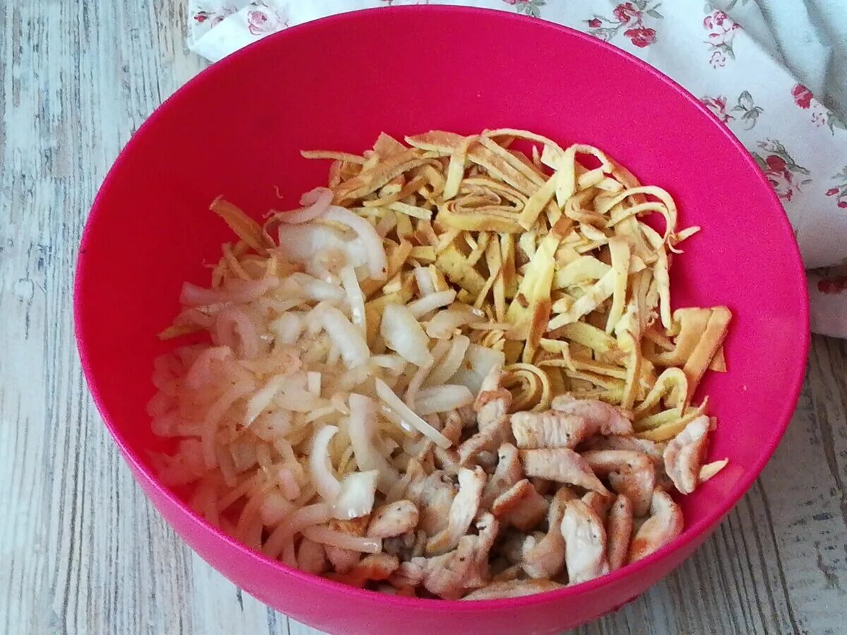 Салат курица грибы майонез. Салат с маринованным луком и курицей. Салат невеста с копченой курицей. Салат с копченой курицей маринованным луком. Грибы с луком салат.