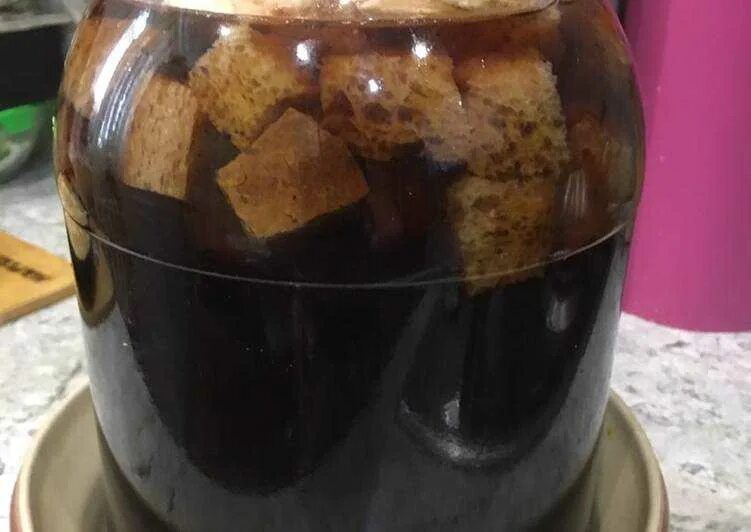 Рецепт приготовления кваса. Рецепт кваса из ржаного хлеба без дрожжей. Квас домашний. Квас домашний. Квас с медом.