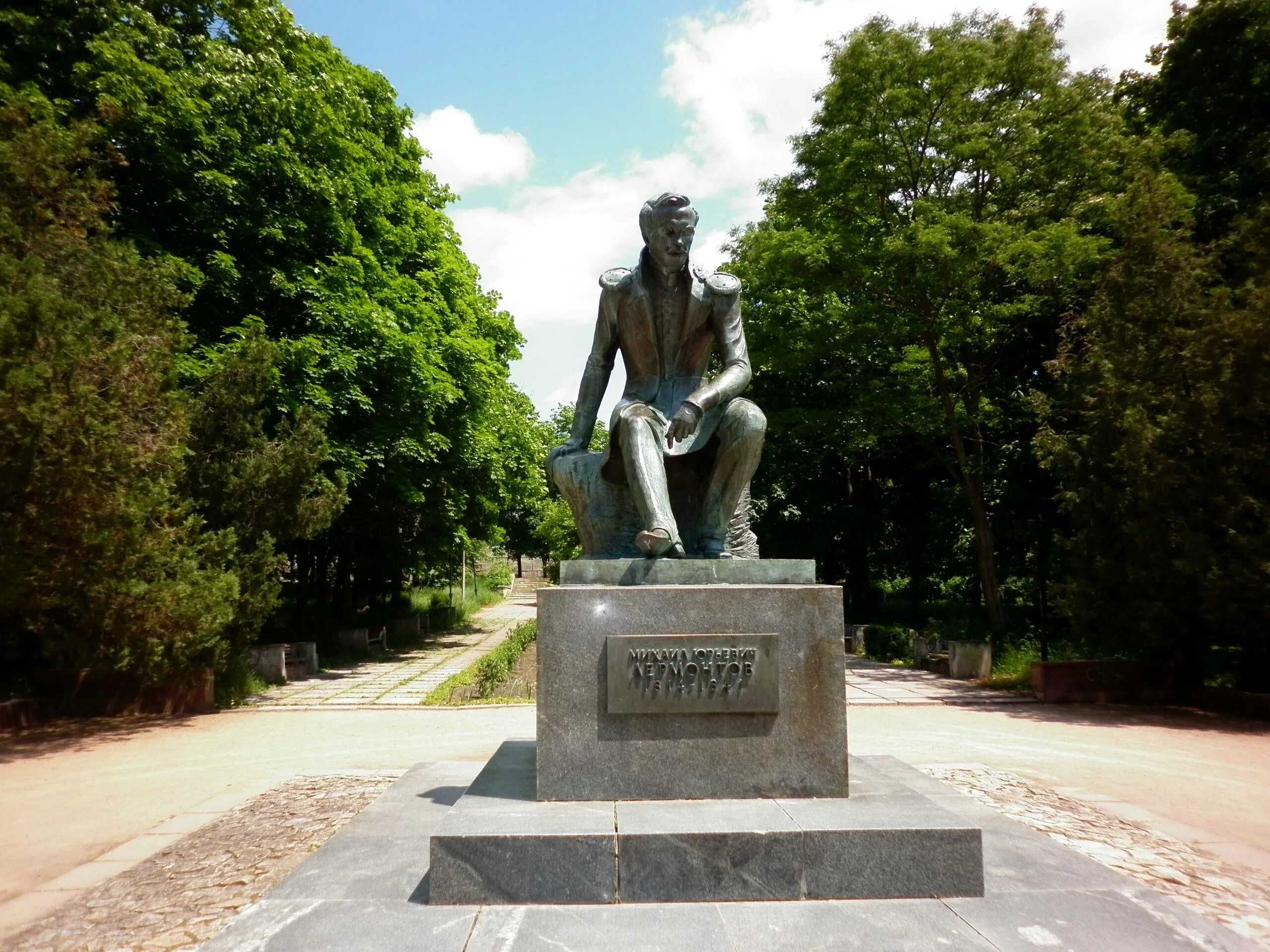 Лермонтов ставропольский край пятигорск. Памятник Лермонтова в Ставрополе. М.Ю. Лермонтова памятник. Памятник Лермонтова города Лермонтова.