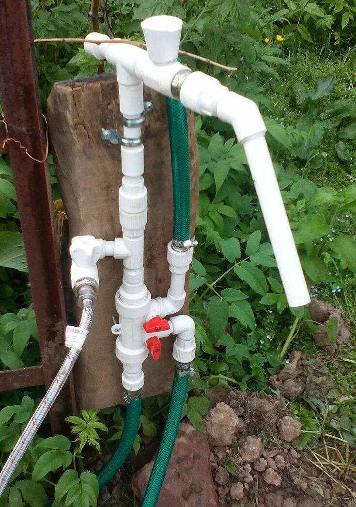 Какую трубу использовать для полива. Летний водопровод из ПНД трубы 20 мм. Летний водопровод на даче. Пластиковый водопровод на даче. Краны для водопровода на даче.