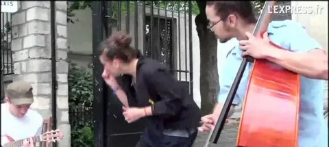Поет на французском видео