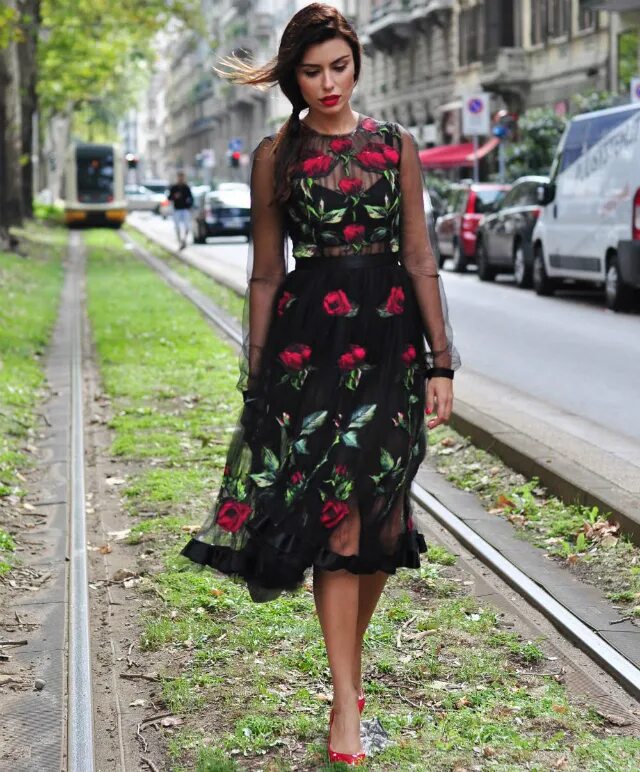 Черное платье в розочку. Черное платье с розами. Цветочные платья одри хепберн. Цветочки на платье карандашом. Дольче габбана платье с розами черное.