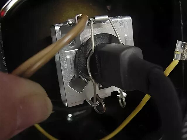 Подключение лампы h1. Схема подключения лампы h4 через реле. Схема подключения лампочки ксенон. Схема подключения ксеноновой лампочки н11. Подключение лампы h1.