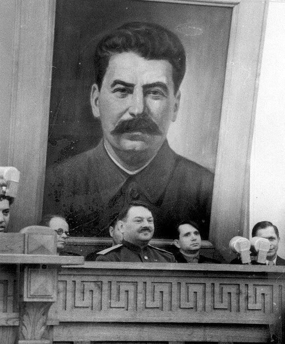 «сталин и ворошилов в кремле» (1938). Сталин на маяковской 1941. Сталин в метро маяковская. Сталин 1926. Заседание политбюро 1923.