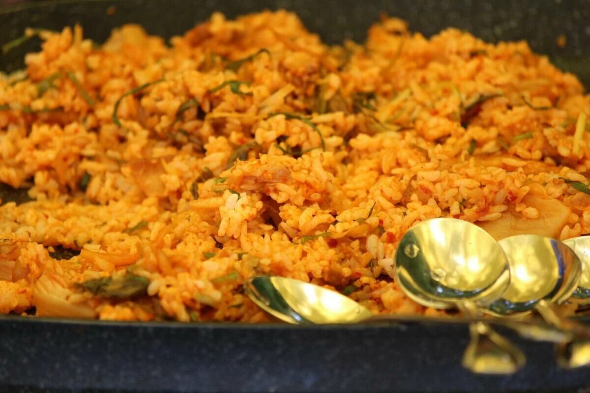 Как правильно и вкусно приготовить рис. Вкусный жареный рис. рассыпчатый жареный рис. плов с жареным рисом. блюдо с рассыпчатым рисом.
