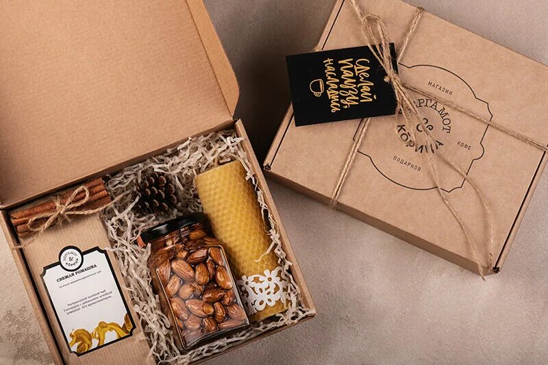 Набор в подарочной коробке. Кофе в коробочке. Сладкий подарочный набор. Наборы для мужчин в подарок. Подарочная коробка с кофе.