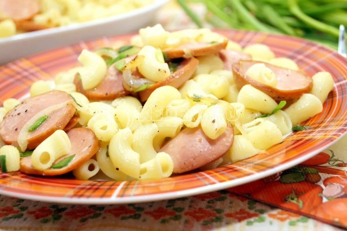 Сосиски рецепт фото. Макароны с сосисками. Макароны с сардельками. Рожки с сосисками. Макароны с сыром и сосисками.