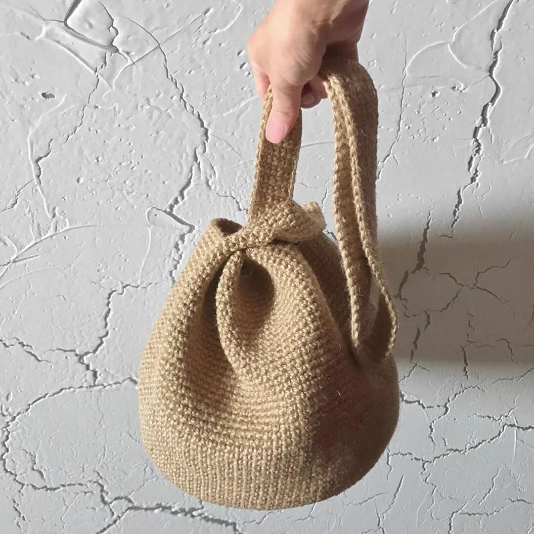 Сумка узелок крючком. Мешочек из трикотажной пряжи. Вязаная сумка узелок. Сумка узелок крючком. Сумка вязаная.