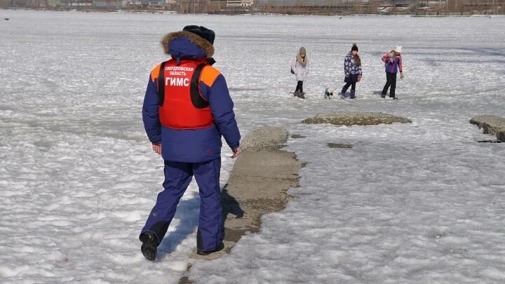 Как правильно подстраховаться при переправе по льду. Дети на льду. тонкий лед для детей. дети ходят по льду. дети бегают по тонкому льду.