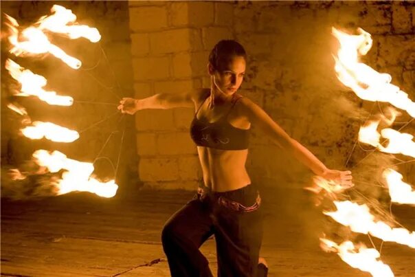 Веера для фаер шоу. Девушка танцует в огне. Девушки с огненными веерами. Огненные веера.