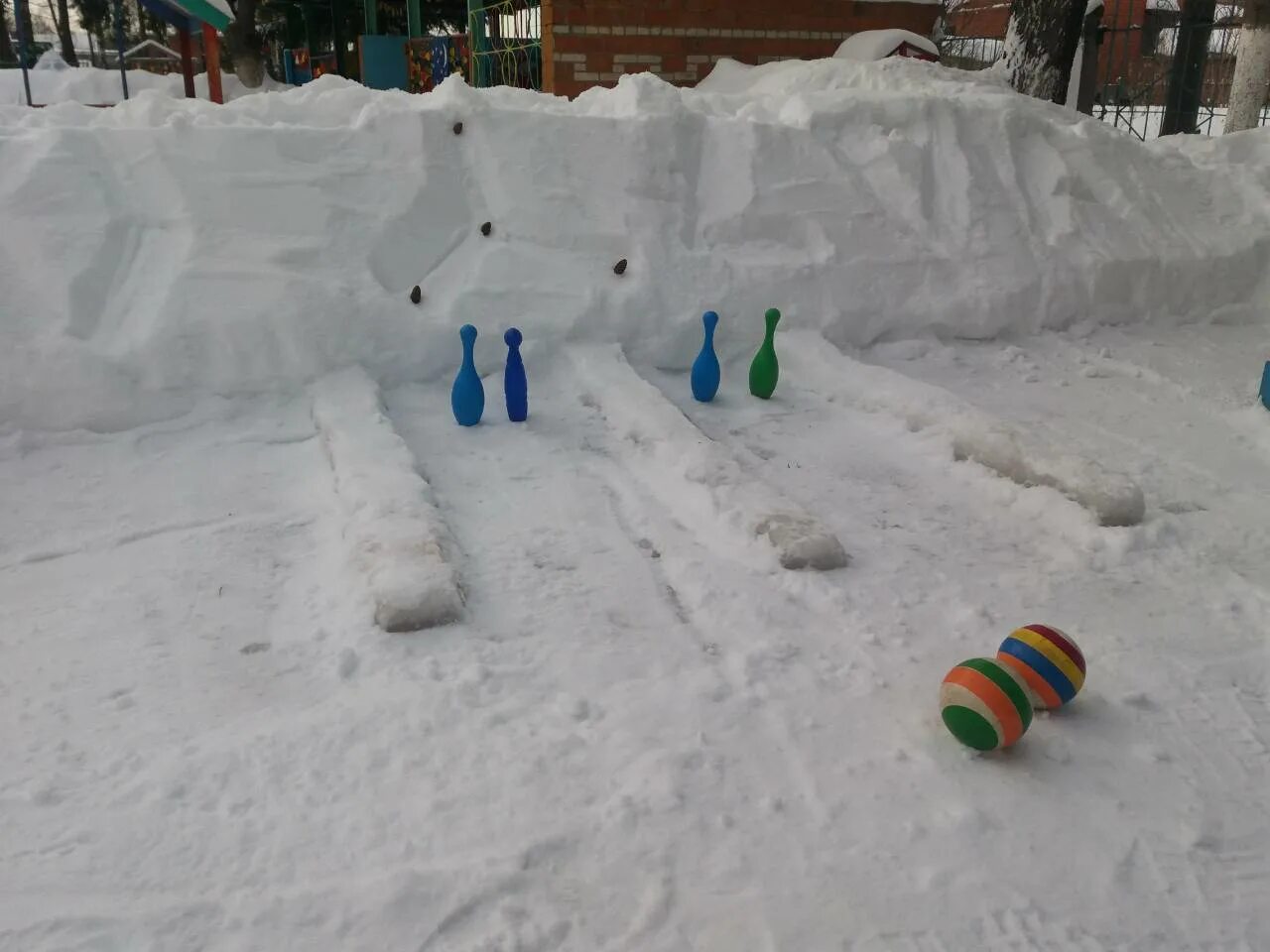 Снежные постройки в детском саду на участке. Зимние постройки на участке детского сада. Площадка из снега в детском саду. Украшение снежных построек в детском саду. Площадка из снега в детском саду.