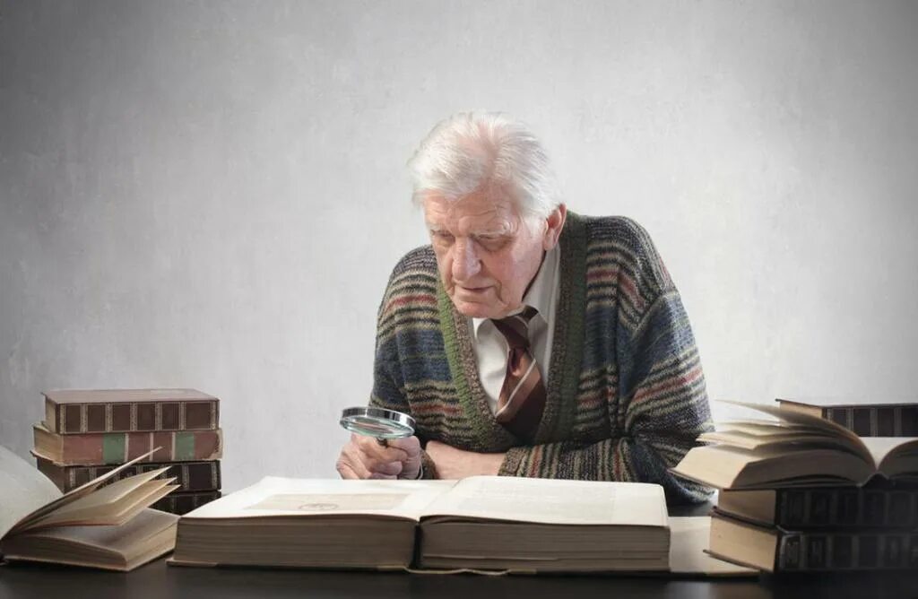 Дедушка с книжкой. Пожилой человек с книгой. Пенсионеры с книгами. Старик в библиотеке. Читать пенсионер