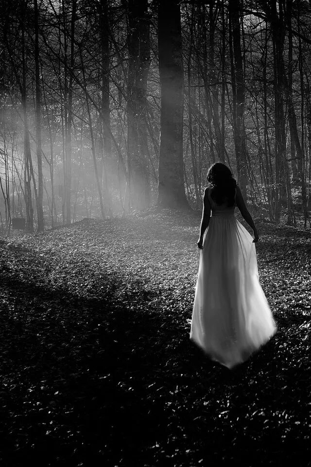 Девушка в лесу. Девушка в белом платье в лесу. Фотосессия в лесу в белом платье. Отвергнутая девушка.
