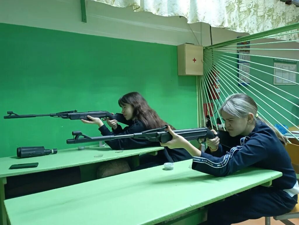 Тир в школе. Школьный тир. Против стрельбы в школе. Казань стрельба в школе хронология. Оборудование тира для стрельбы из пневматического оружия.