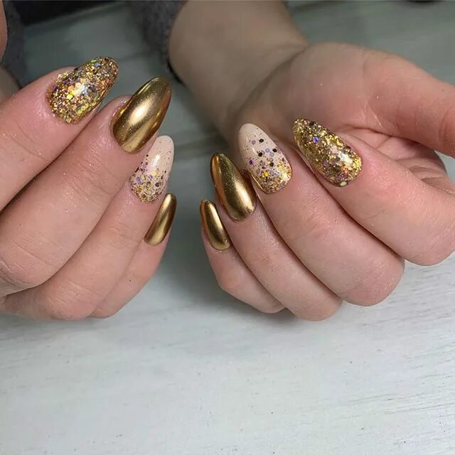 Маникюр с золотой втиркой. Золотой маникюр. Маникюр с золотом. Маникюр новогодний с золотом фото. Золотистый маникюр.
