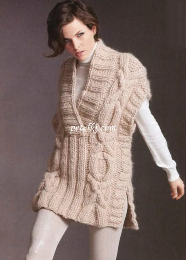 Безрукавка из толстой пряжи. Жилет из толстой пряжи спицами. Жилет вязаный. Стильные вязаные жилеты. Безрукавка из толстой пряжи.