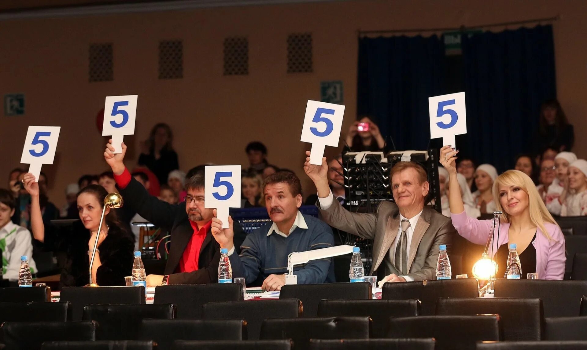 Судьи 10 баллов. Оценка 10 баллов жюри. Жюри 10 баллов. Жюри показывает 10. Баллы для жюри.