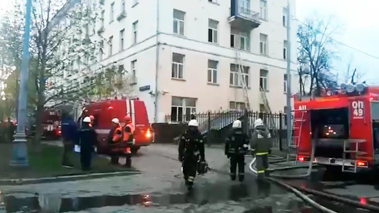 Пожар в москве 12. Пожар фото. Дом на никитском бульваре. Пожар отрадное. Пожар в москве 12.