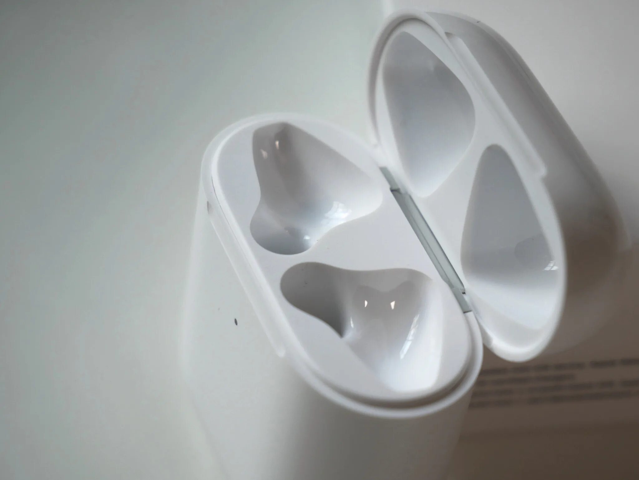 Аирподс 1 поколения. Apple airpods case 2. Наушники apple airpods 2 белый. Apple airpods. Earpods with charging case.