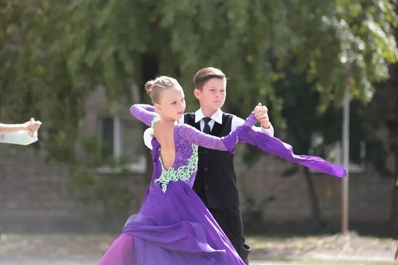 Лонка. Какое слова с. Слова с приставкой па. Боня и кузьмич танцы. Балет современный танец.