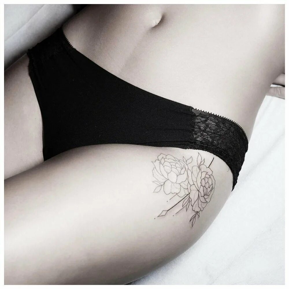 Тату на бедре маленькие. Тату на бедре для девушек небольшие. Тату на бедро для девушек маленькая. Тату на бедре. Маленькая тату на бедре.