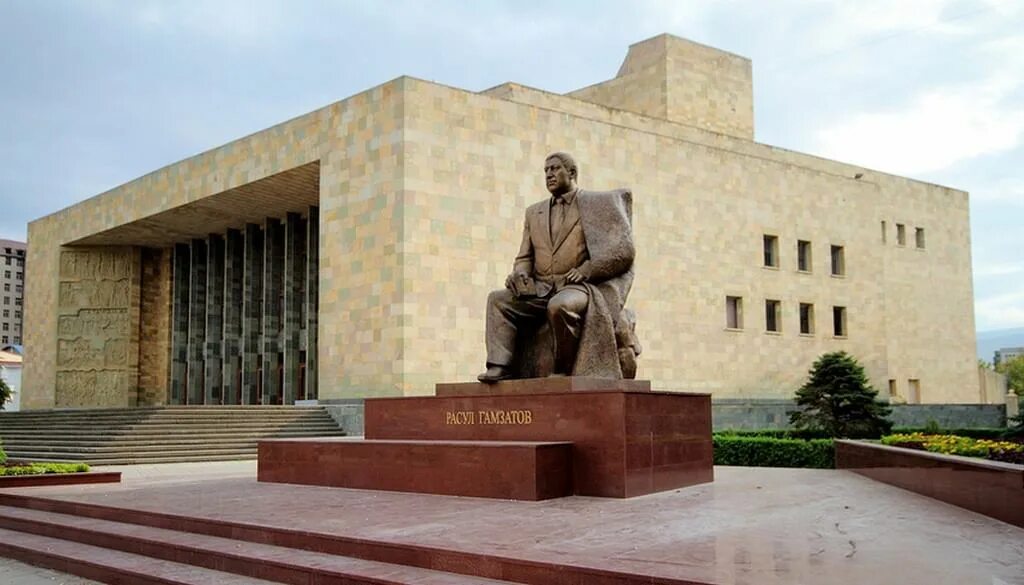 Памятник Расулу Гамзатову в республике Дагестан - фото, описание на GoRu