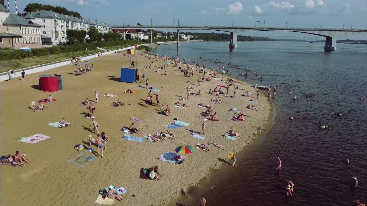 Набережная реки волга кострома. Заволжье пляж. Пляж на речном проспекте кострома. Пляж в костроме на волге. Заволжск пляж пески.