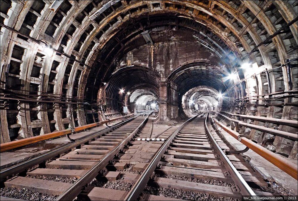 Сами глубоки метро. Самое глубокое метро в Москве. Глубокие тоннели метро. ССВ метро. Самый глубокий тоннель метро.