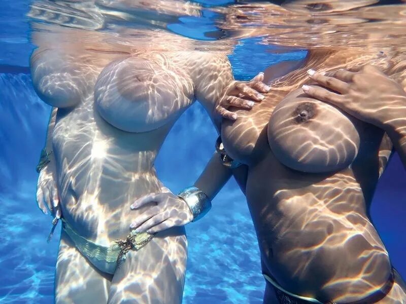 Сиси девушки под водой фото