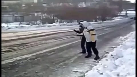 Мужик с рулем от камаза