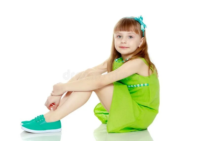 Around h. Дети модели сидя с предметом в руке. Around h. Дети в кругу картинки для детей на прозрачном фоне. Dreamstime фото.